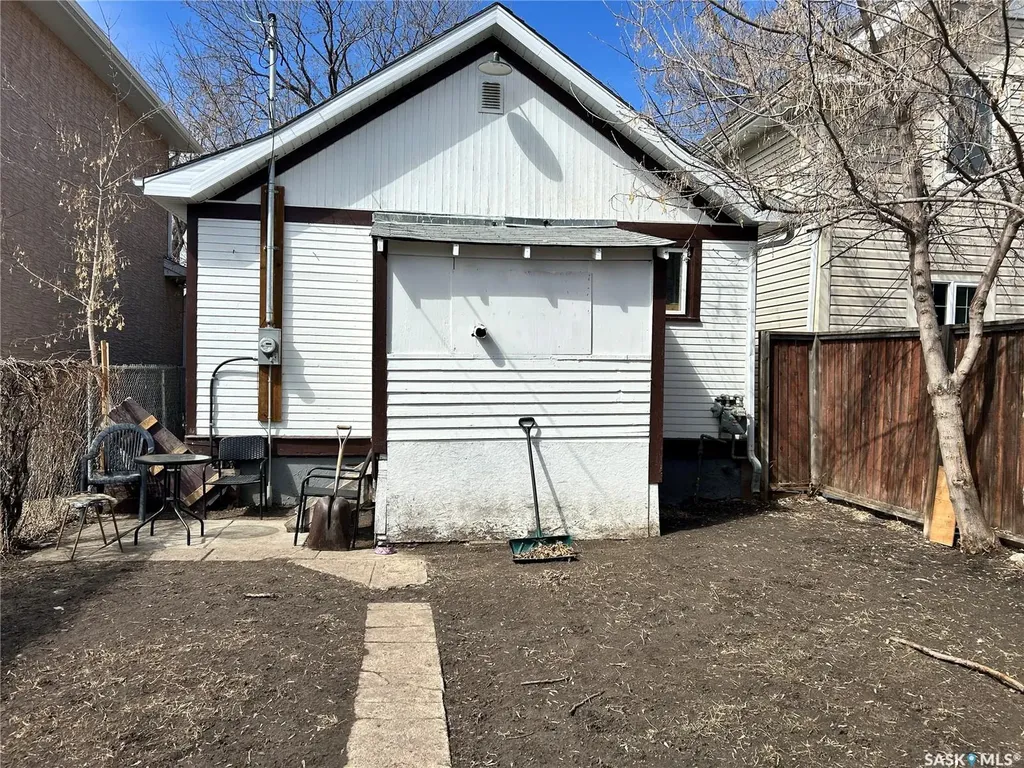 416 J Avenue N Saskatoon SK S7L 2K3