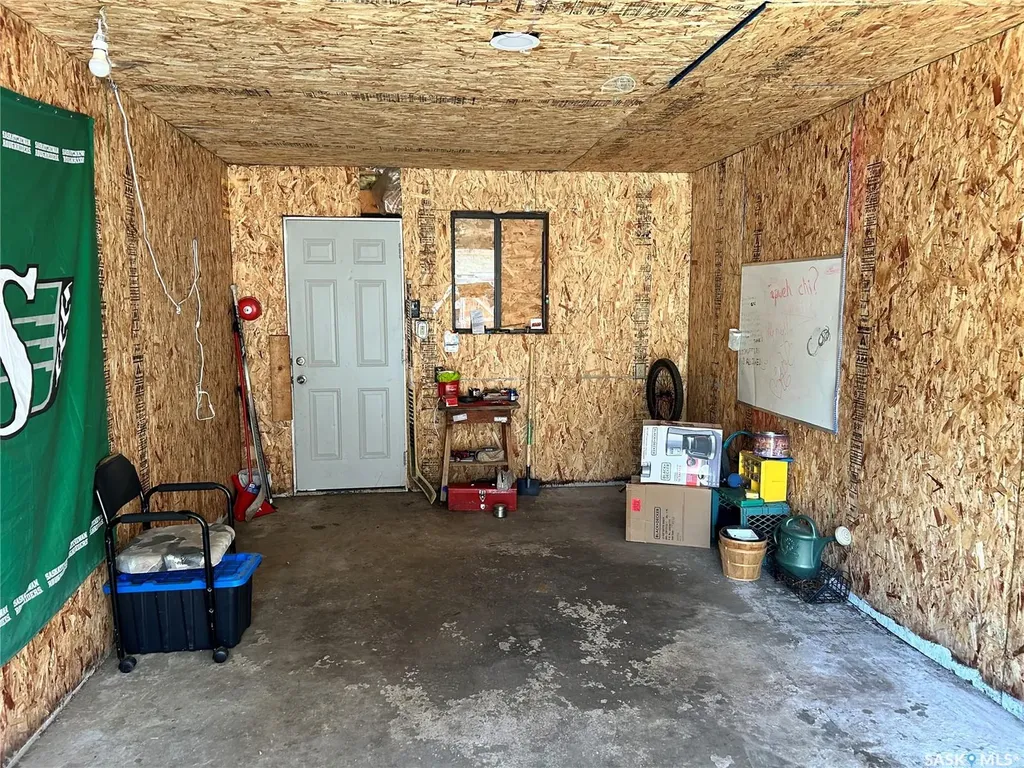 416 J Avenue N Saskatoon SK S7L 2K3