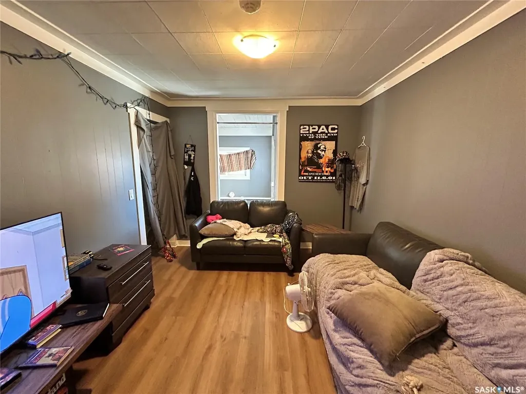 416 J Avenue N Saskatoon SK S7L 2K3