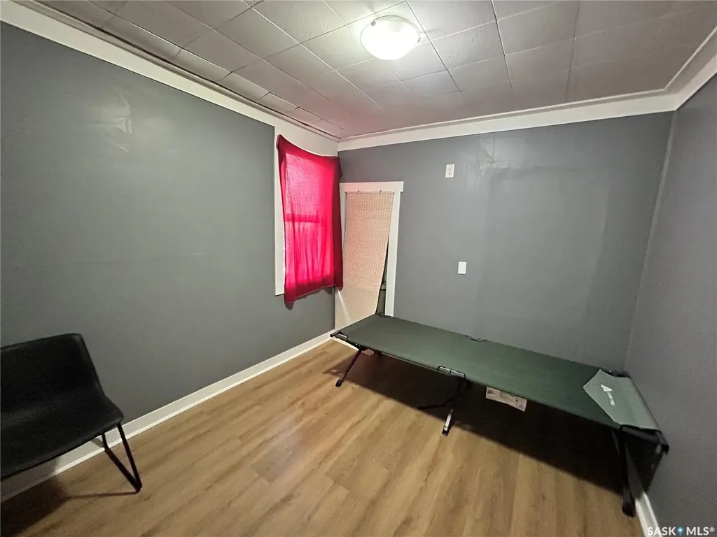 416 J Avenue N Saskatoon SK S7L 2K3