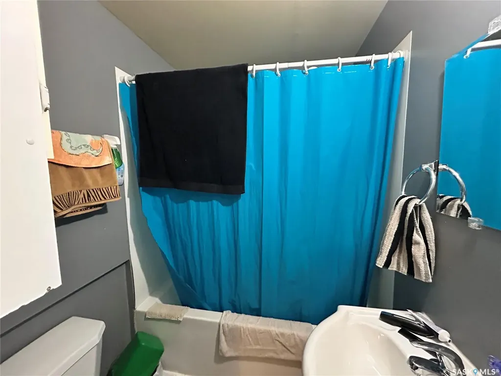 416 J Avenue N Saskatoon SK S7L 2K3