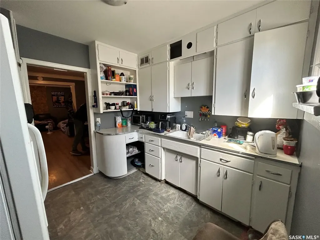 416 J Avenue N Saskatoon SK S7L 2K3
