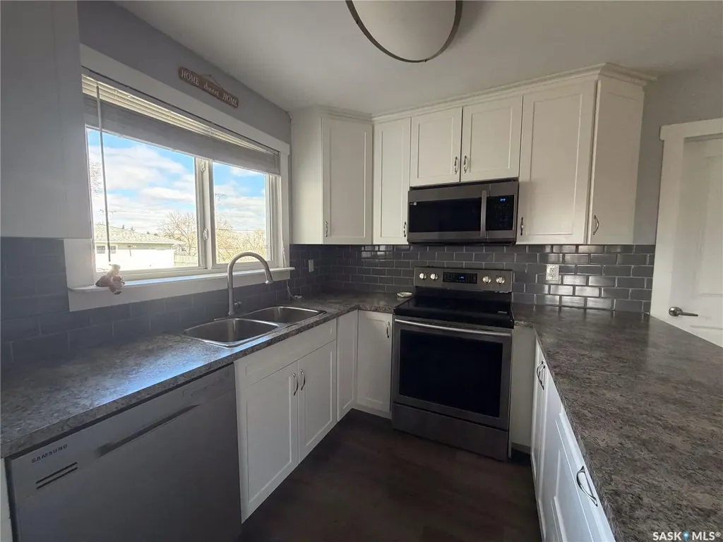 302 Aberdeen Street Elbow SK S0H 1J0