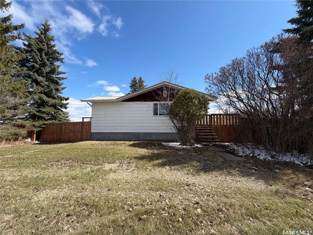 302 Aberdeen Street Elbow SK S0H 1J0