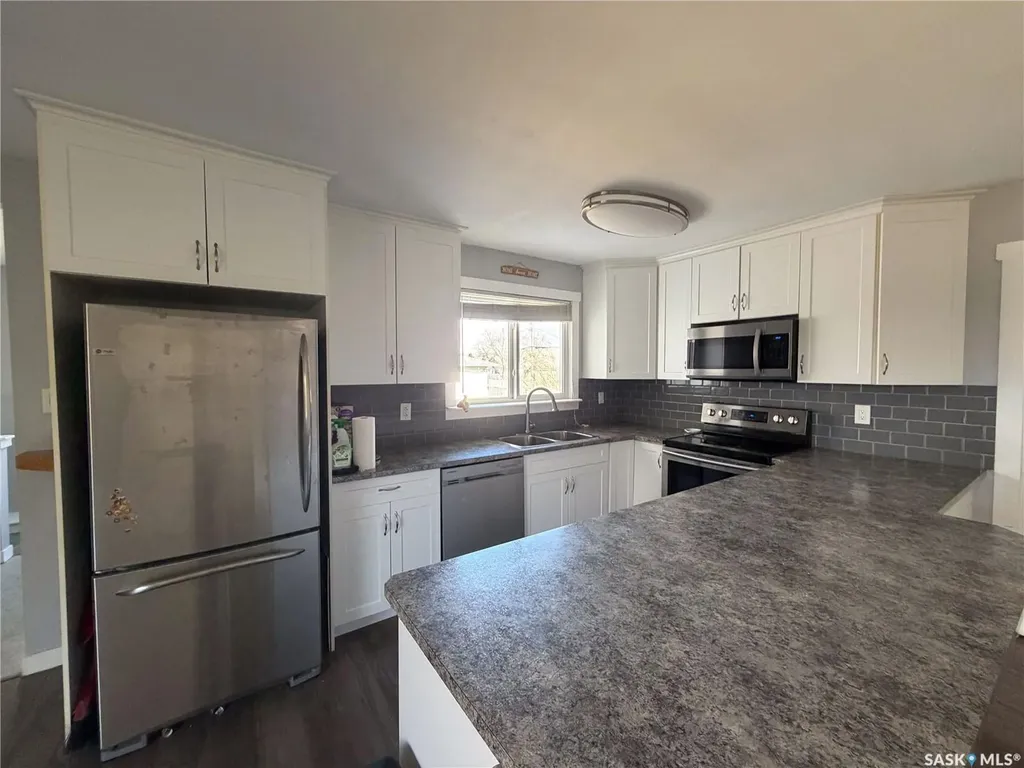 302 Aberdeen Street Elbow SK S0H 1J0