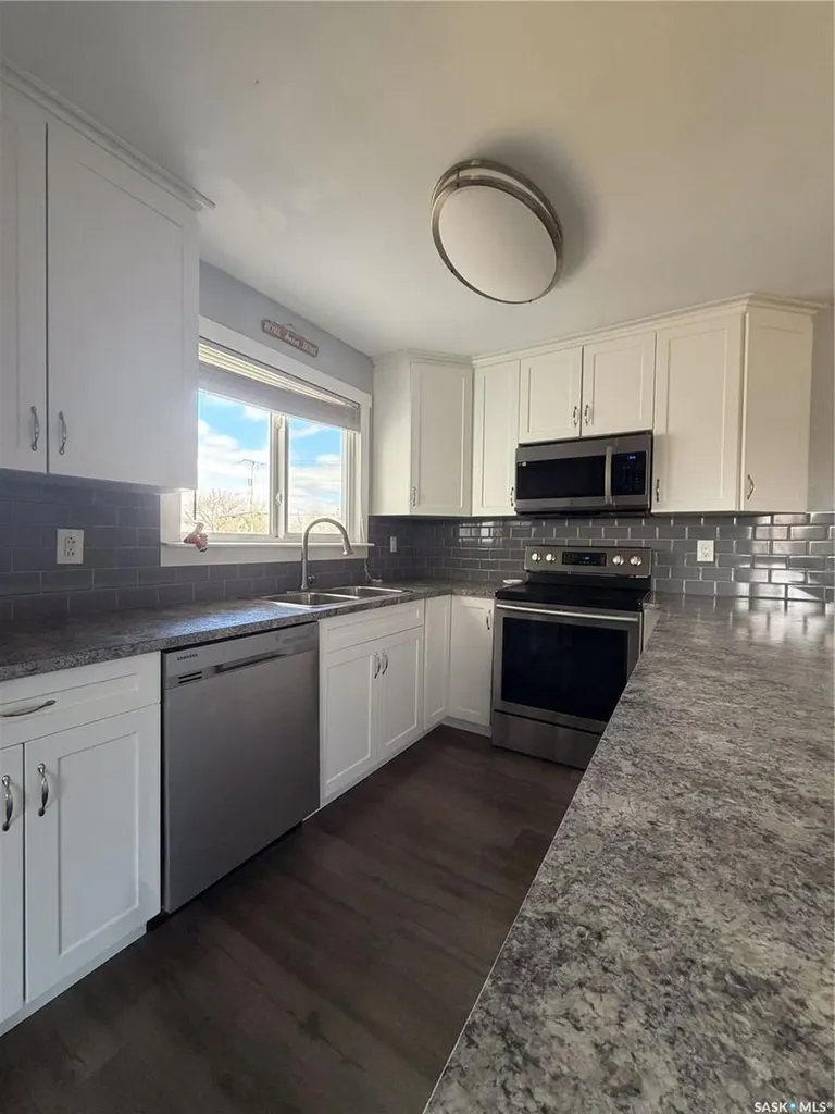 302 Aberdeen Street Elbow SK S0H 1J0