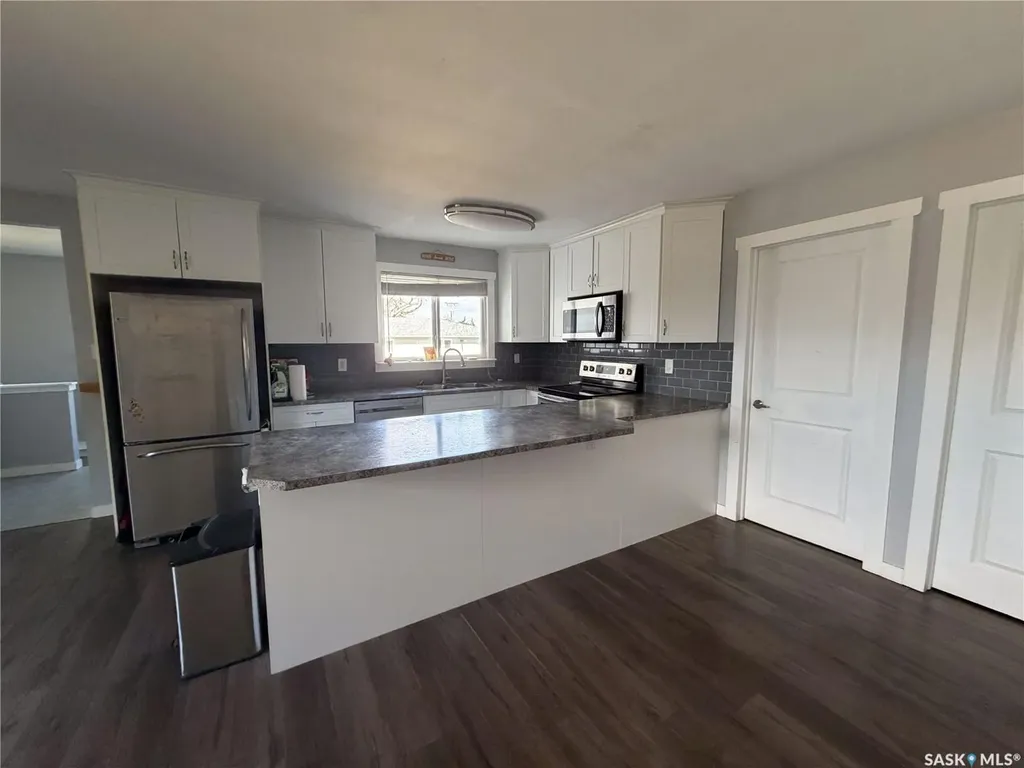 302 Aberdeen Street Elbow SK S0H 1J0