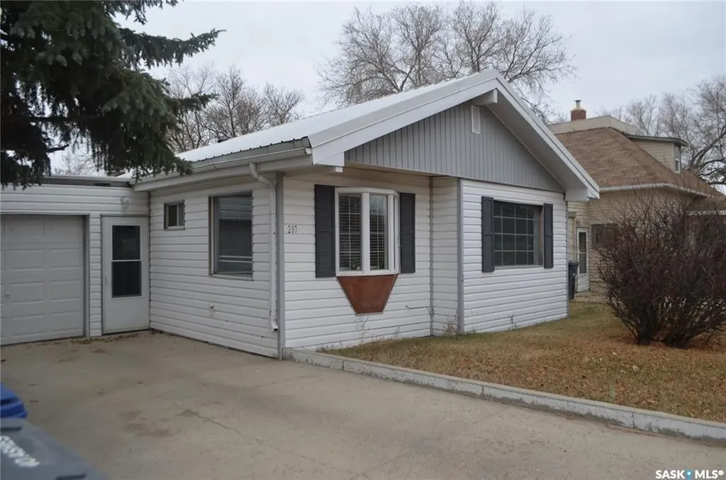 207 3rd Avenue W Kindersley SK S0L 1S0