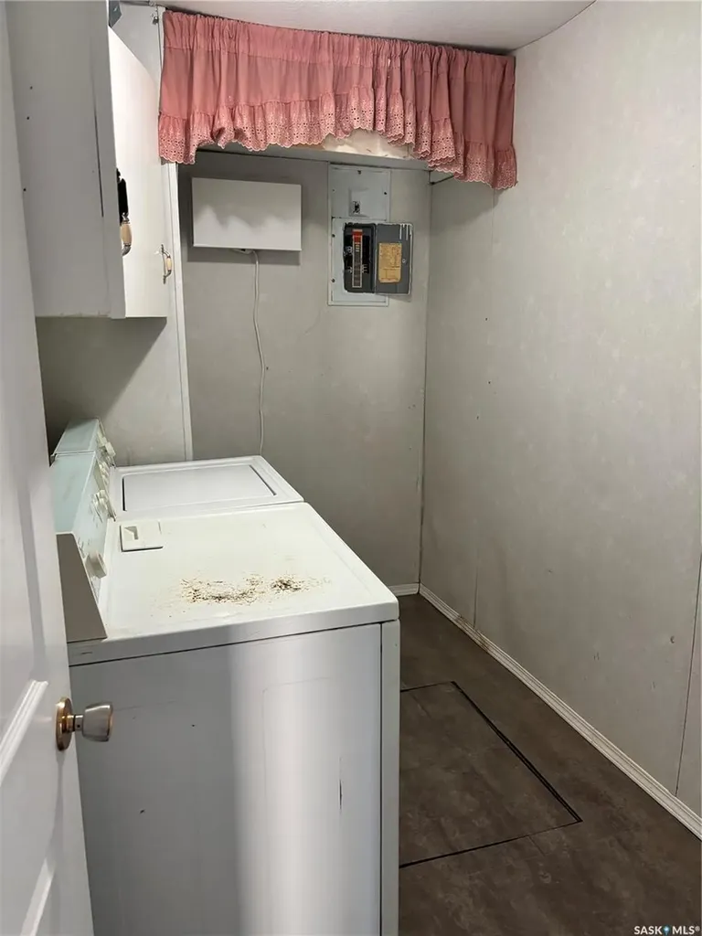 207 3rd Avenue W Kindersley SK S0L 1S0