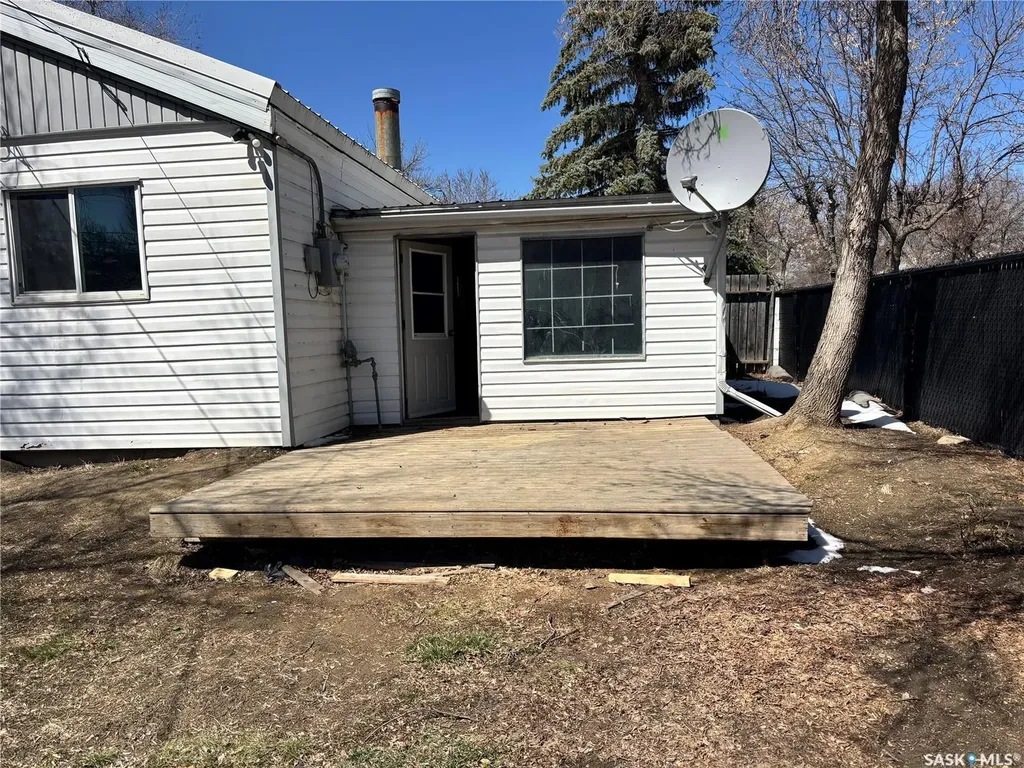 207 3rd Avenue W Kindersley SK S0L 1S0