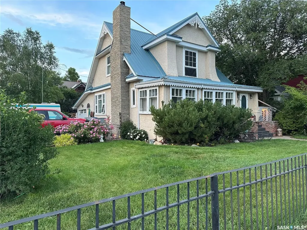 503 Bison Avenue Weyburn SK S4H 0J6