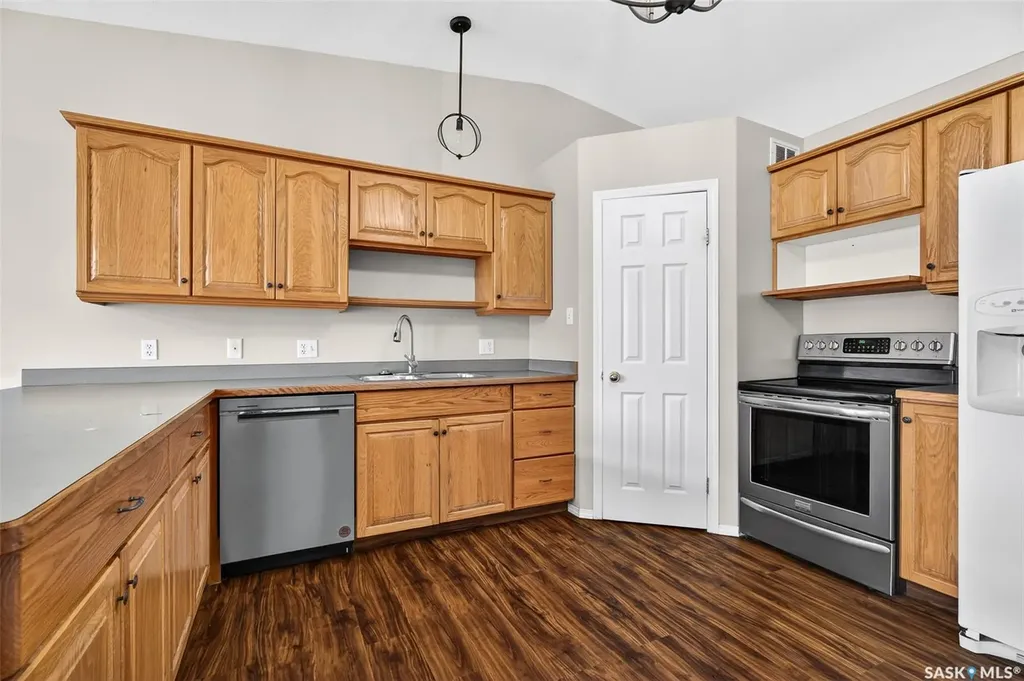 16 Flax Road Moose Jaw SK S6J 1G3