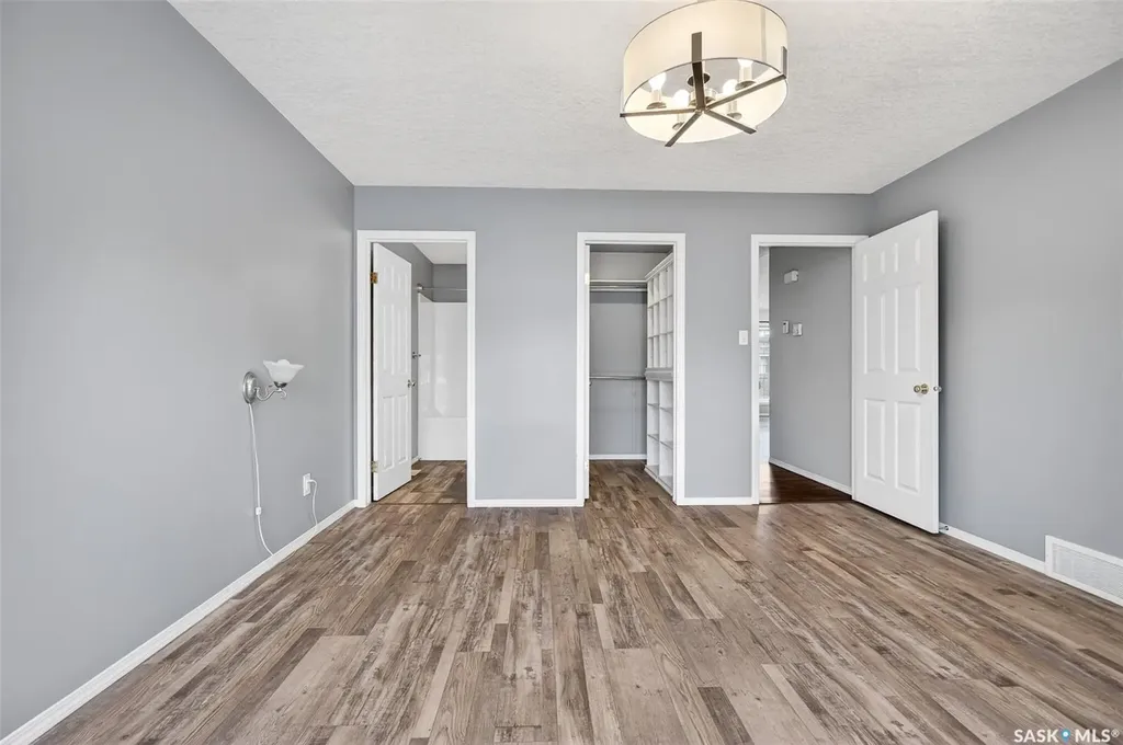 16 Flax Road Moose Jaw SK S6J 1G3