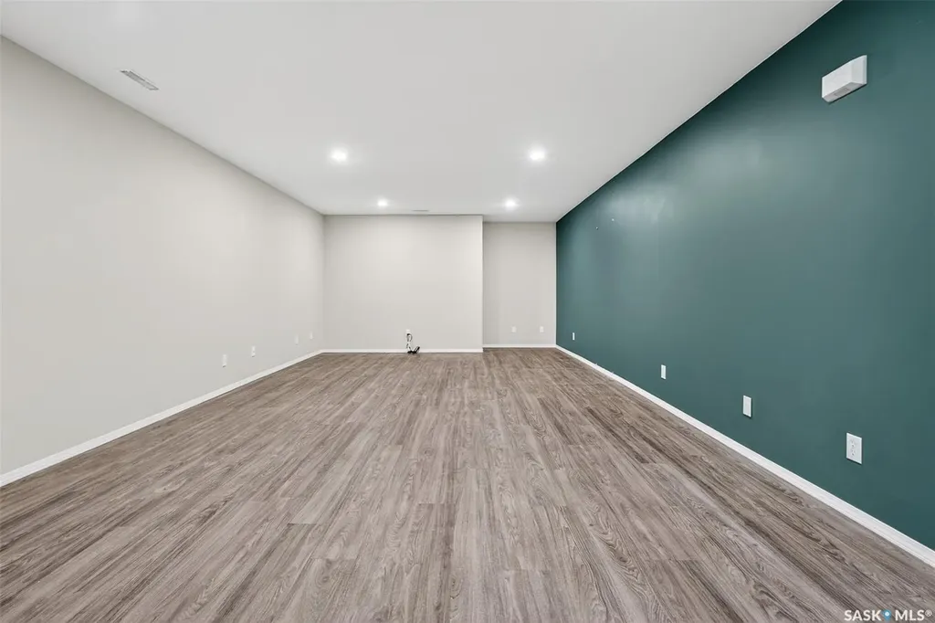 16 Flax Road Moose Jaw SK S6J 1G3