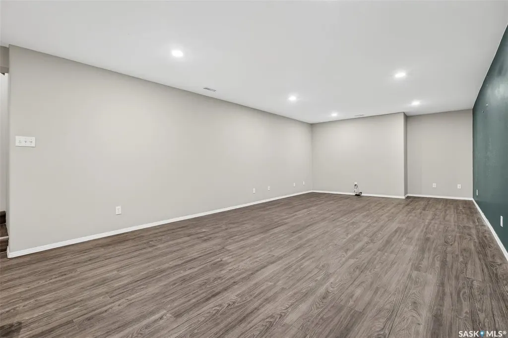 16 Flax Road Moose Jaw SK S6J 1G3
