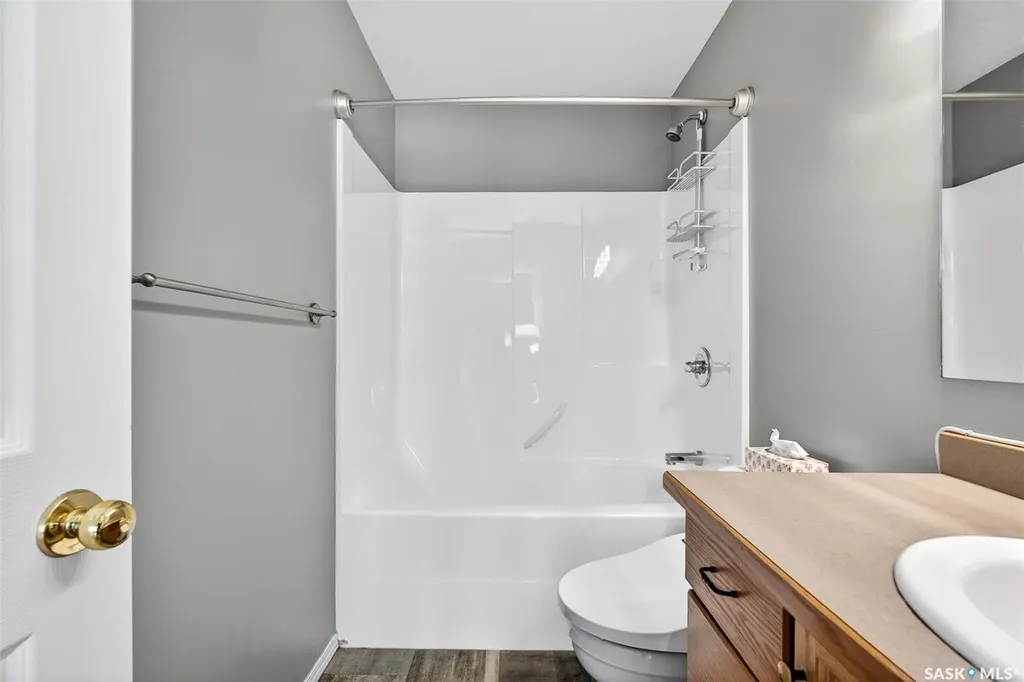 16 Flax Road Moose Jaw SK S6J 1G3