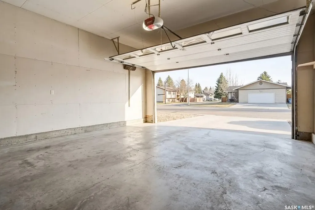 16 Flax Road Moose Jaw SK S6J 1G3