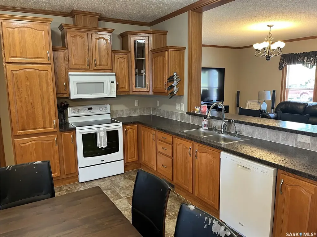 24 Hall Street Halbrite SK S0C 1H0