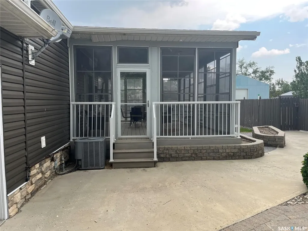 24 Hall Street Halbrite SK S0C 1H0