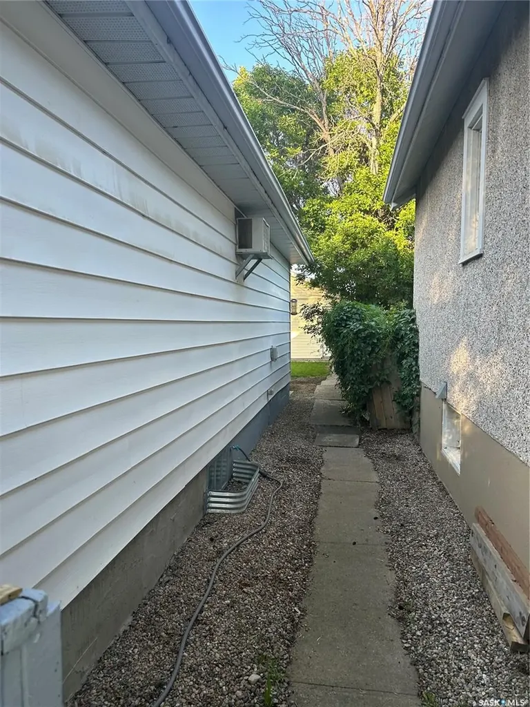 2059 Mcdonald Street Regina SK S4N 2Y4