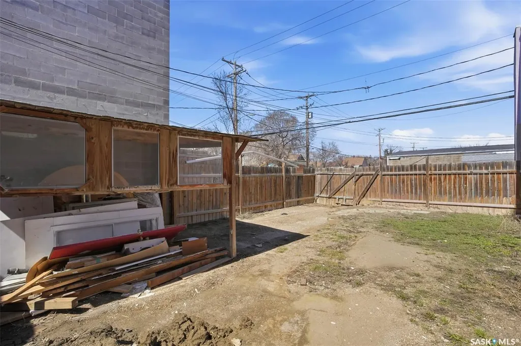 418 20th Street W Saskatoon SK S7M 0X4