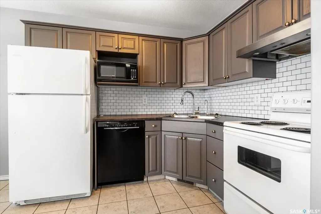 4044 Buckingham Drive E Regina SK S4V 3A9