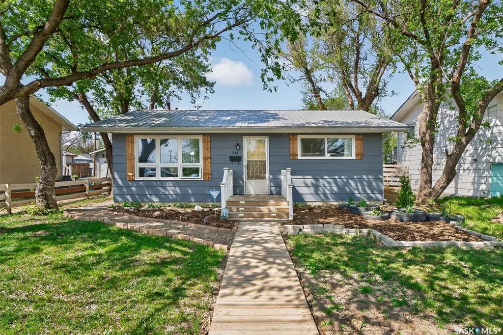 838 Ominica Street W Moose Jaw SK S6H 1Y5