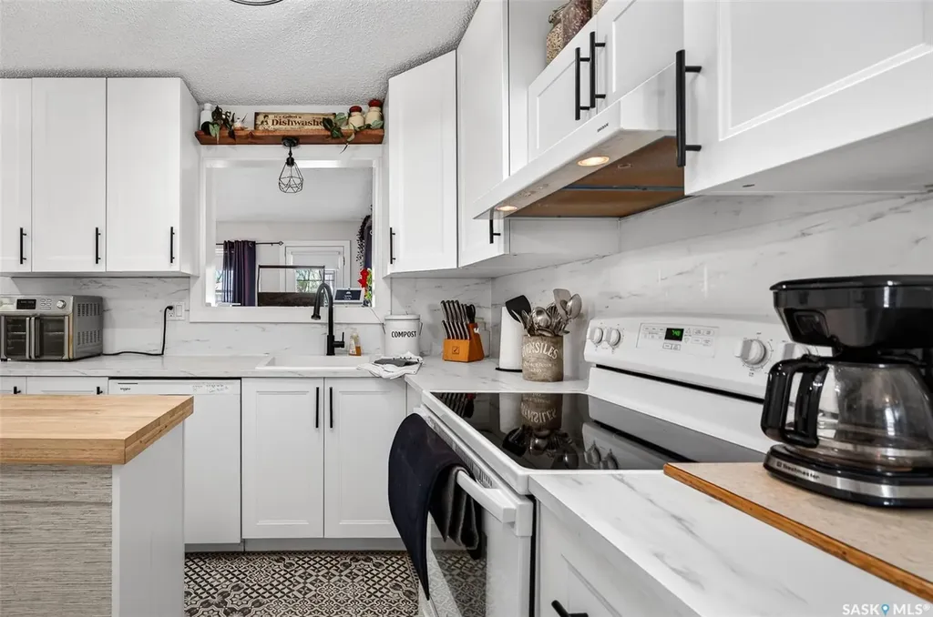 838 Ominica Street W Moose Jaw SK S6H 1Y5