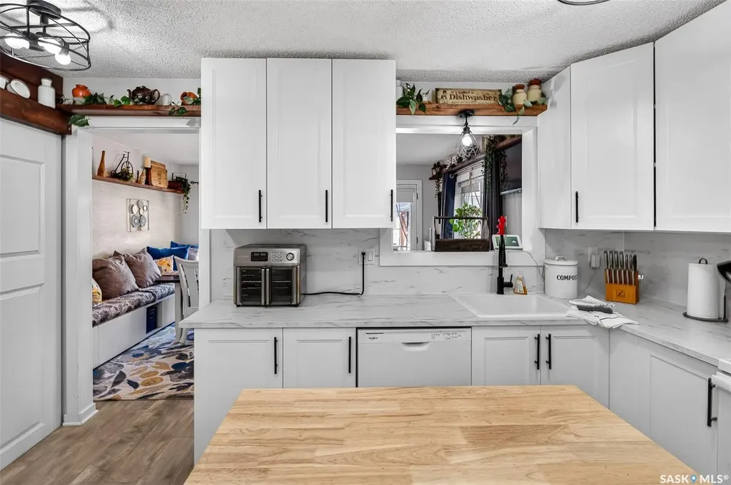 838 Ominica Street W Moose Jaw SK S6H 1Y5