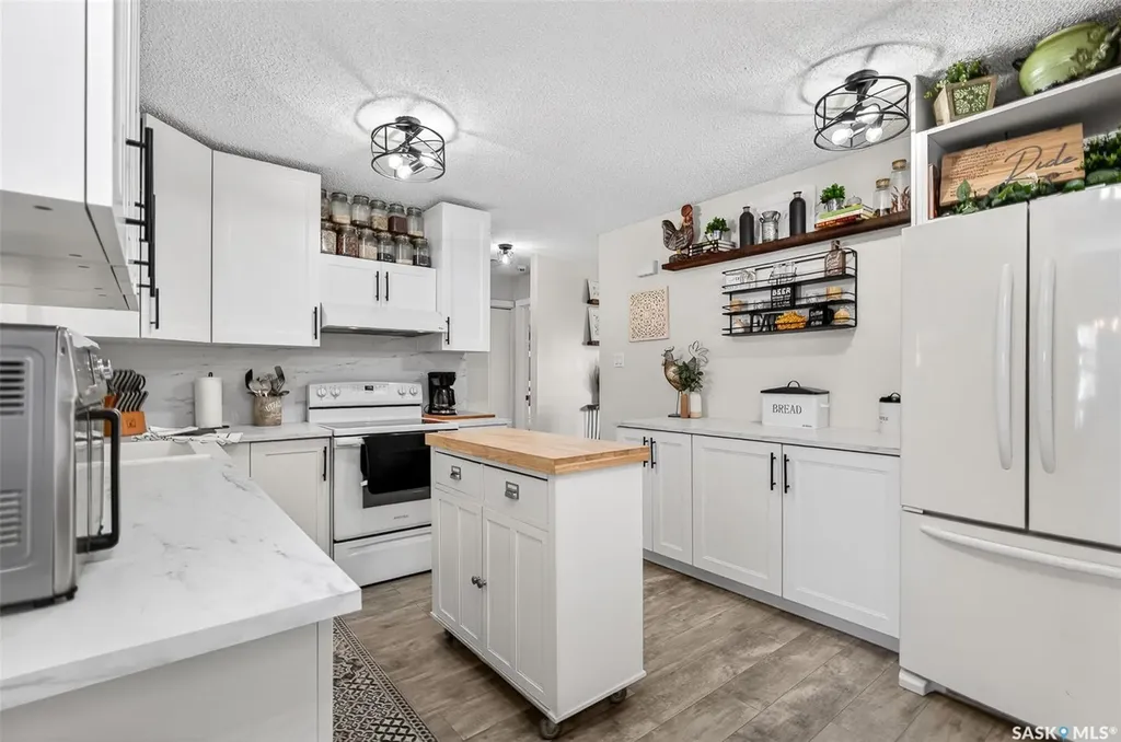 838 Ominica Street W Moose Jaw SK S6H 1Y5