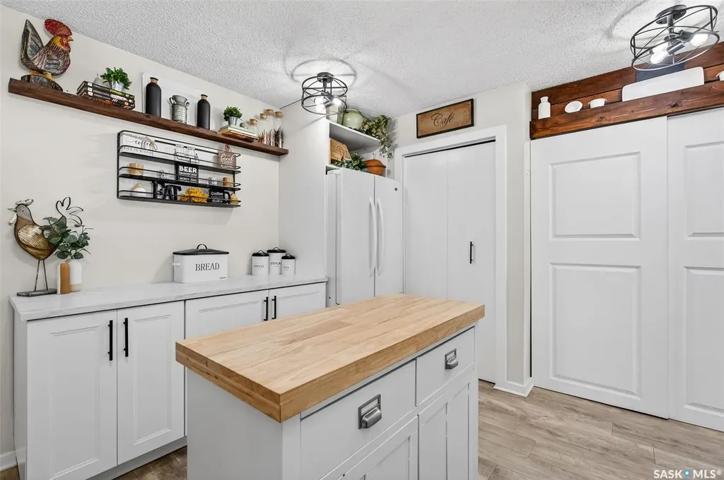 838 Ominica Street W Moose Jaw SK S6H 1Y5