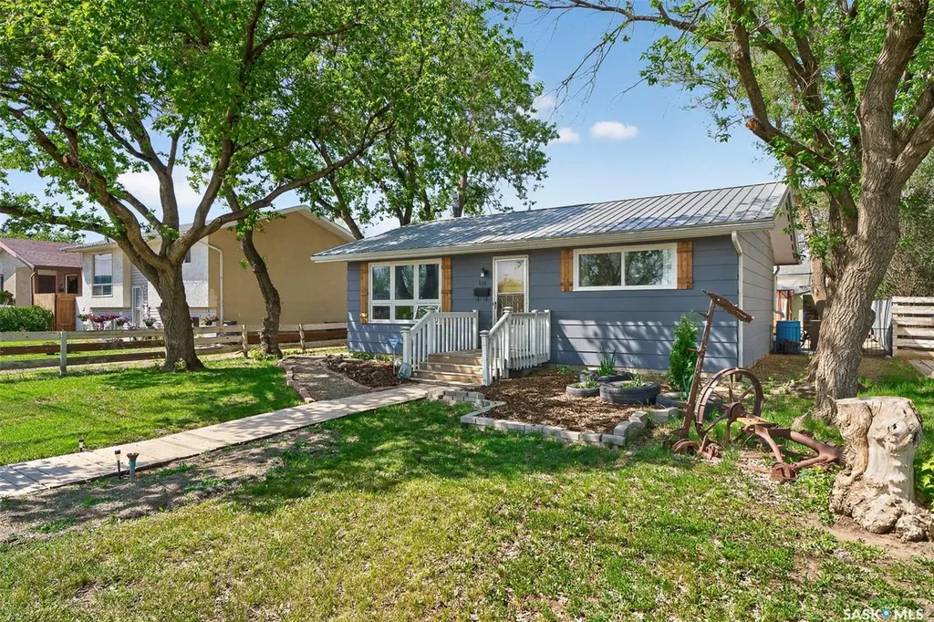838 Ominica Street W Moose Jaw SK S6H 1Y5