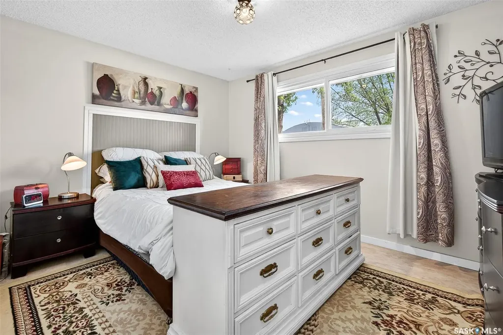 838 Ominica Street W Moose Jaw SK S6H 1Y5