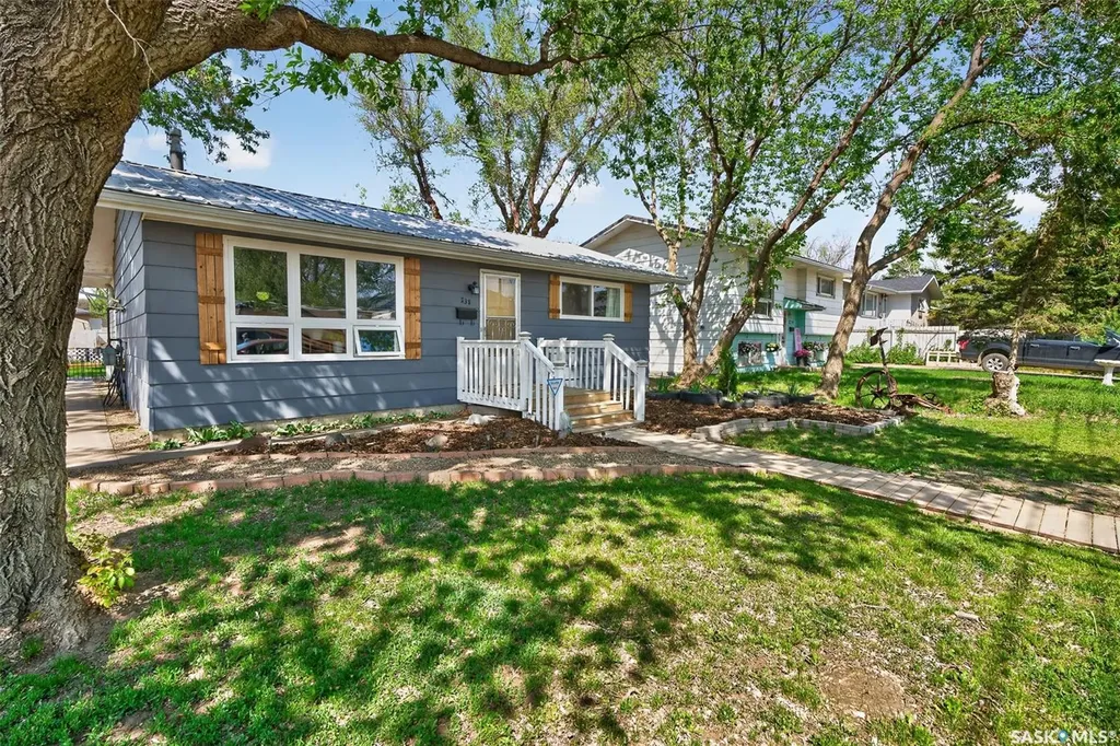 838 Ominica Street W Moose Jaw SK S6H 1Y5