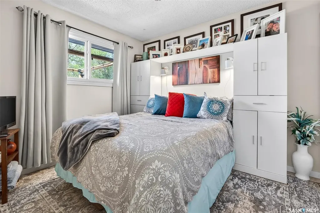 838 Ominica Street W Moose Jaw SK S6H 1Y5