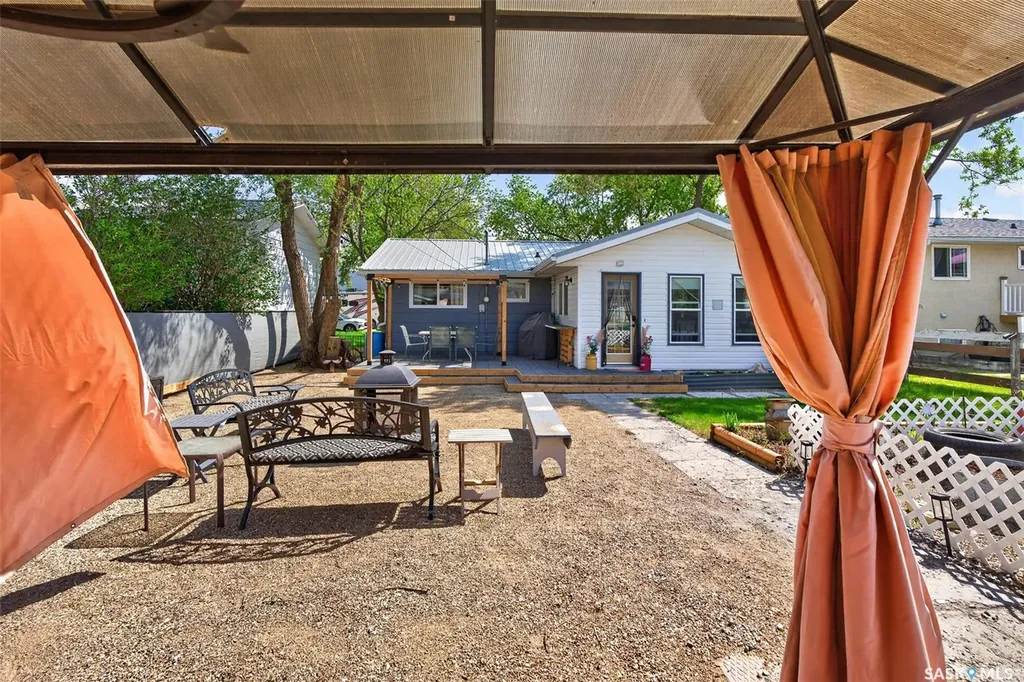 838 Ominica Street W Moose Jaw SK S6H 1Y5