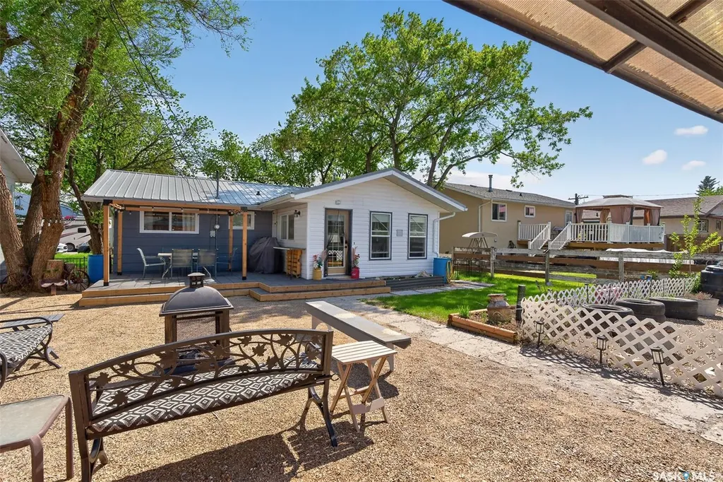 838 Ominica Street W Moose Jaw SK S6H 1Y5