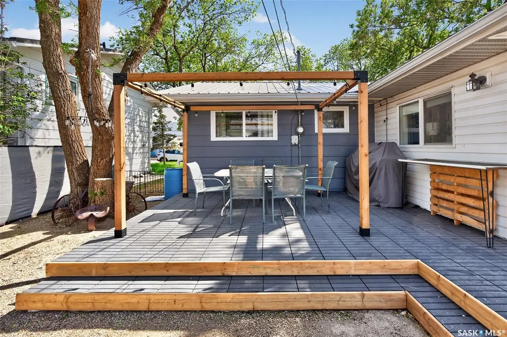 838 Ominica Street W Moose Jaw SK S6H 1Y5