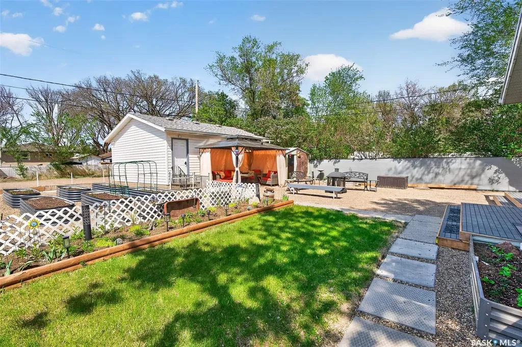 838 Ominica Street W Moose Jaw SK S6H 1Y5