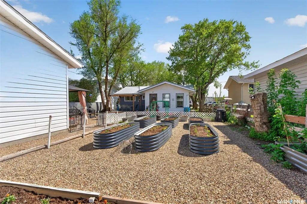 838 Ominica Street W Moose Jaw SK S6H 1Y5