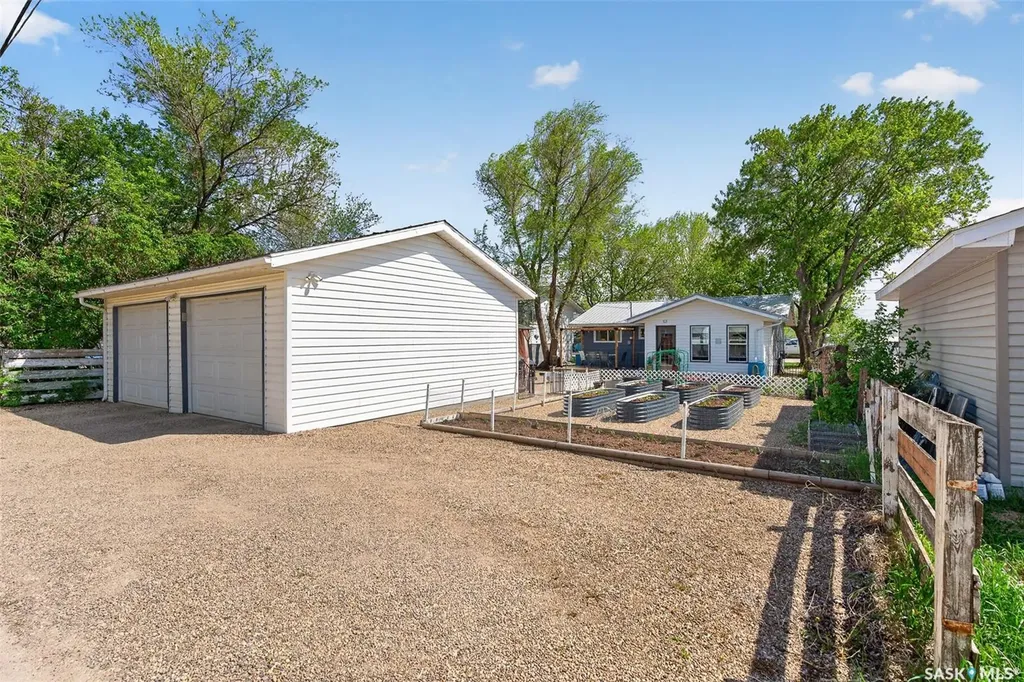 838 Ominica Street W Moose Jaw SK S6H 1Y5