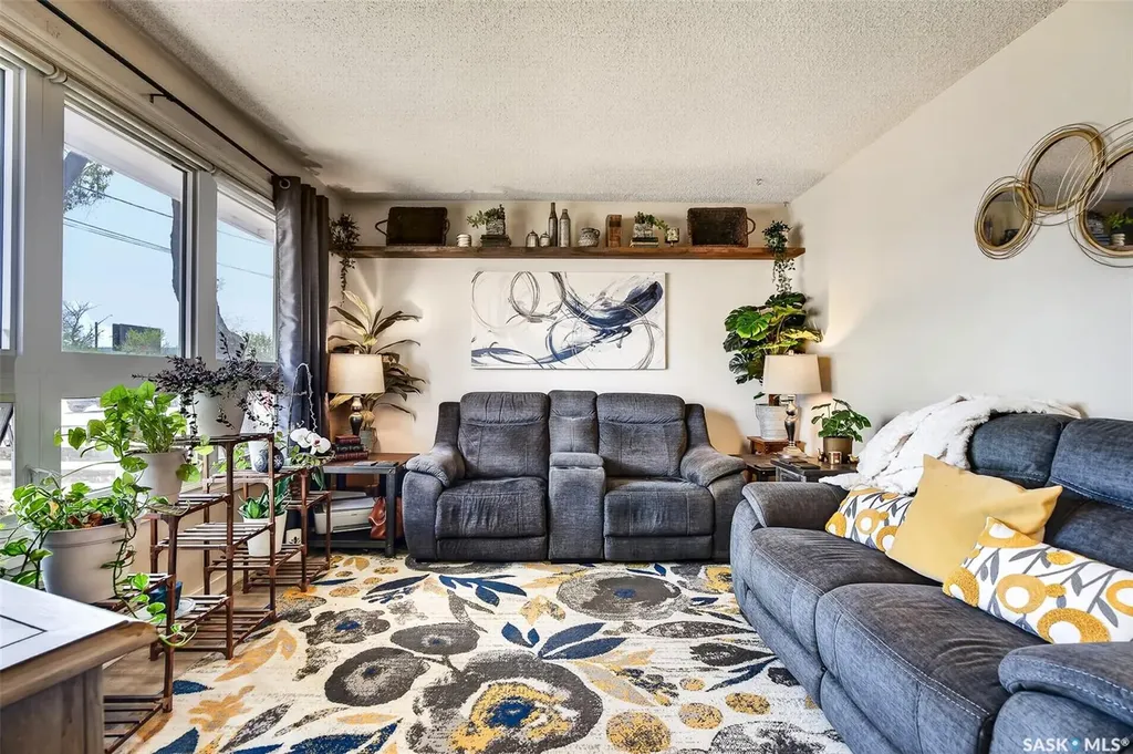 838 Ominica Street W Moose Jaw SK S6H 1Y5