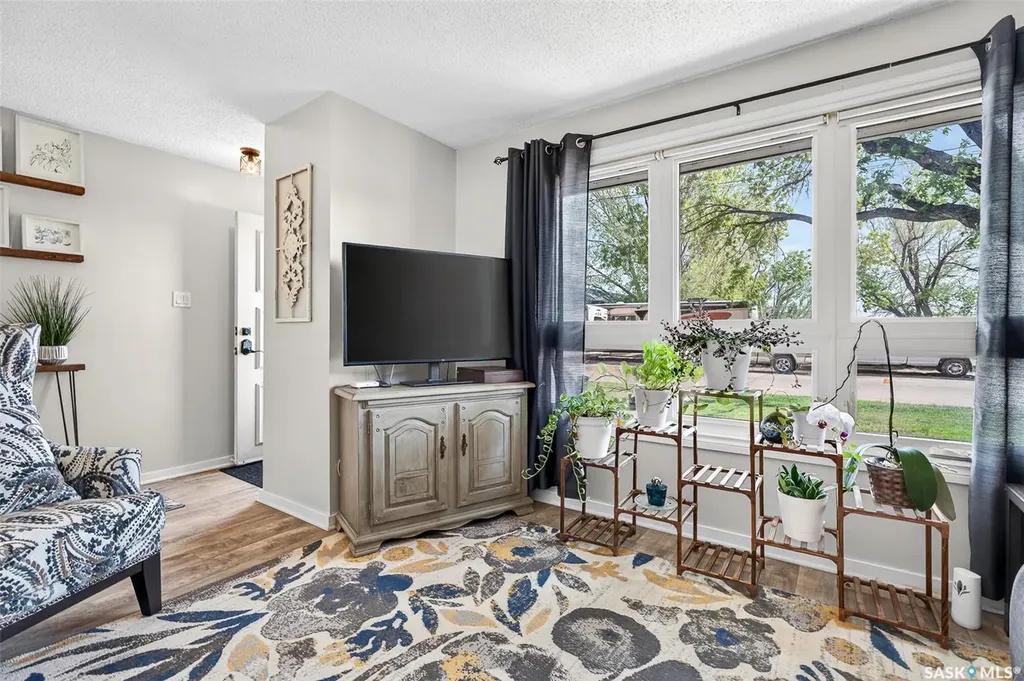 838 Ominica Street W Moose Jaw SK S6H 1Y5