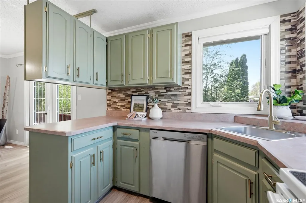 118 Laurentian Drive Saskatoon SK S7H 4M2