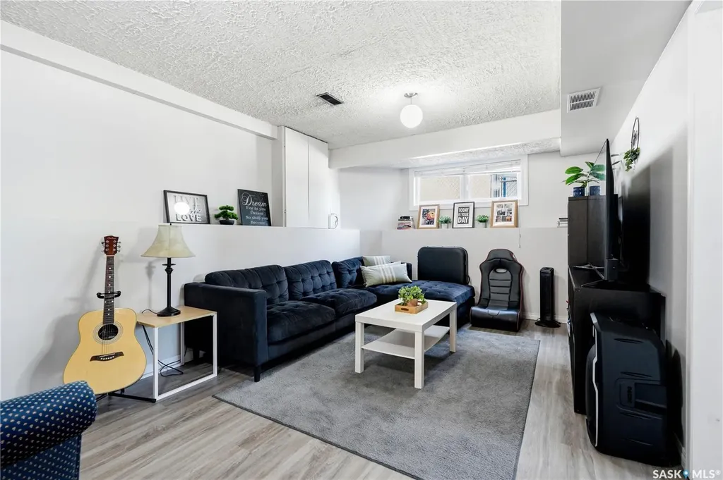 118 Laurentian Drive Saskatoon SK S7H 4M2