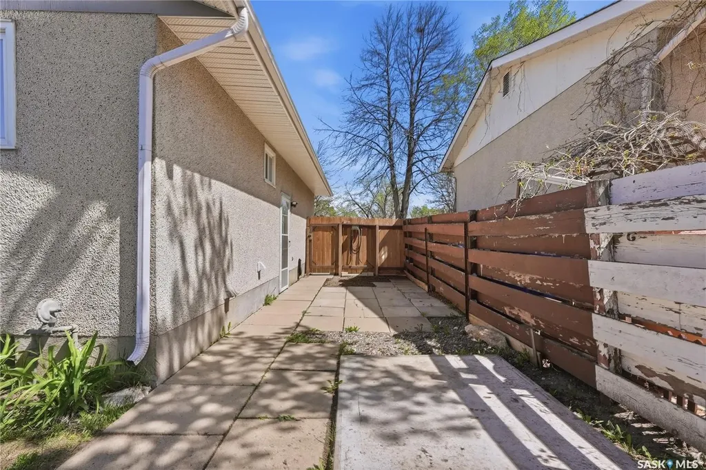 229 Acadia Place Saskatoon SK S7H 3W3