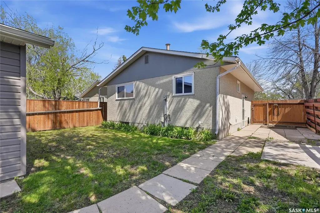229 Acadia Place Saskatoon SK S7H 3W3