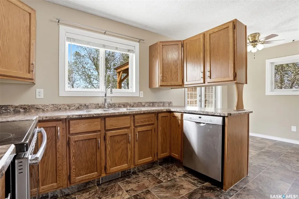 834 Erb Bay Regina SK S4N 7B1