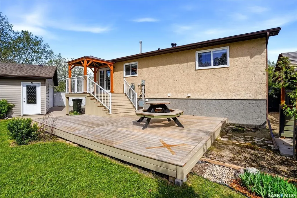 834 Erb Bay Regina SK S4N 7B1