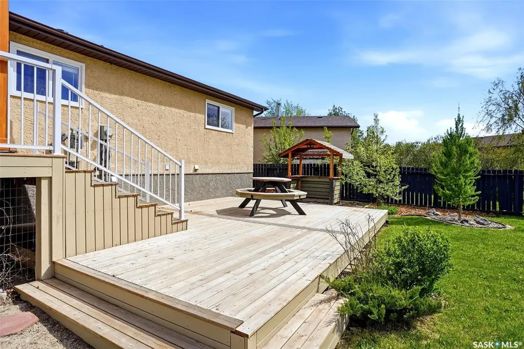 834 Erb Bay Regina SK S4N 7B1